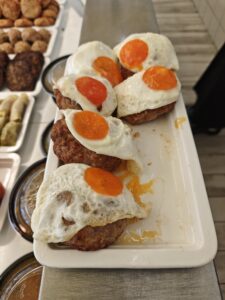 Рабочее фото блюда с яйцом и овощами для генерации карточки меню
