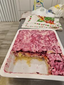 Рабочий снимок слоеного десерта с кухни кафе